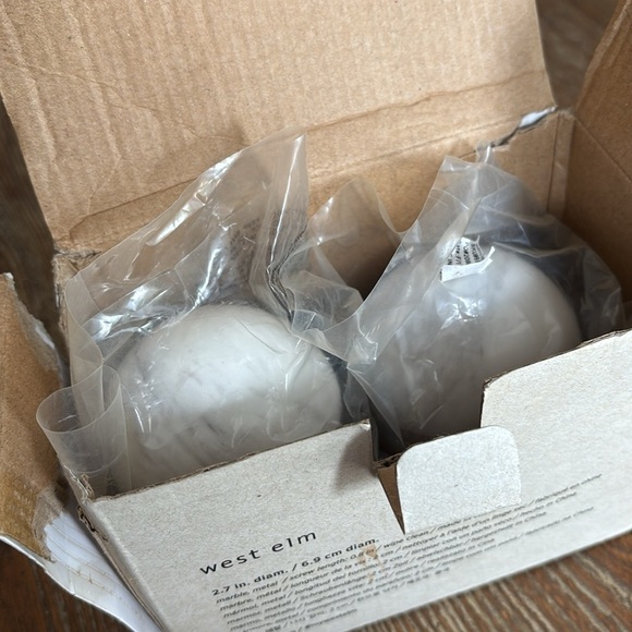 NWOT‼️West Elm Marble Sphere Finials with Gold Accents Mid century modern. - Picture 4 of 4